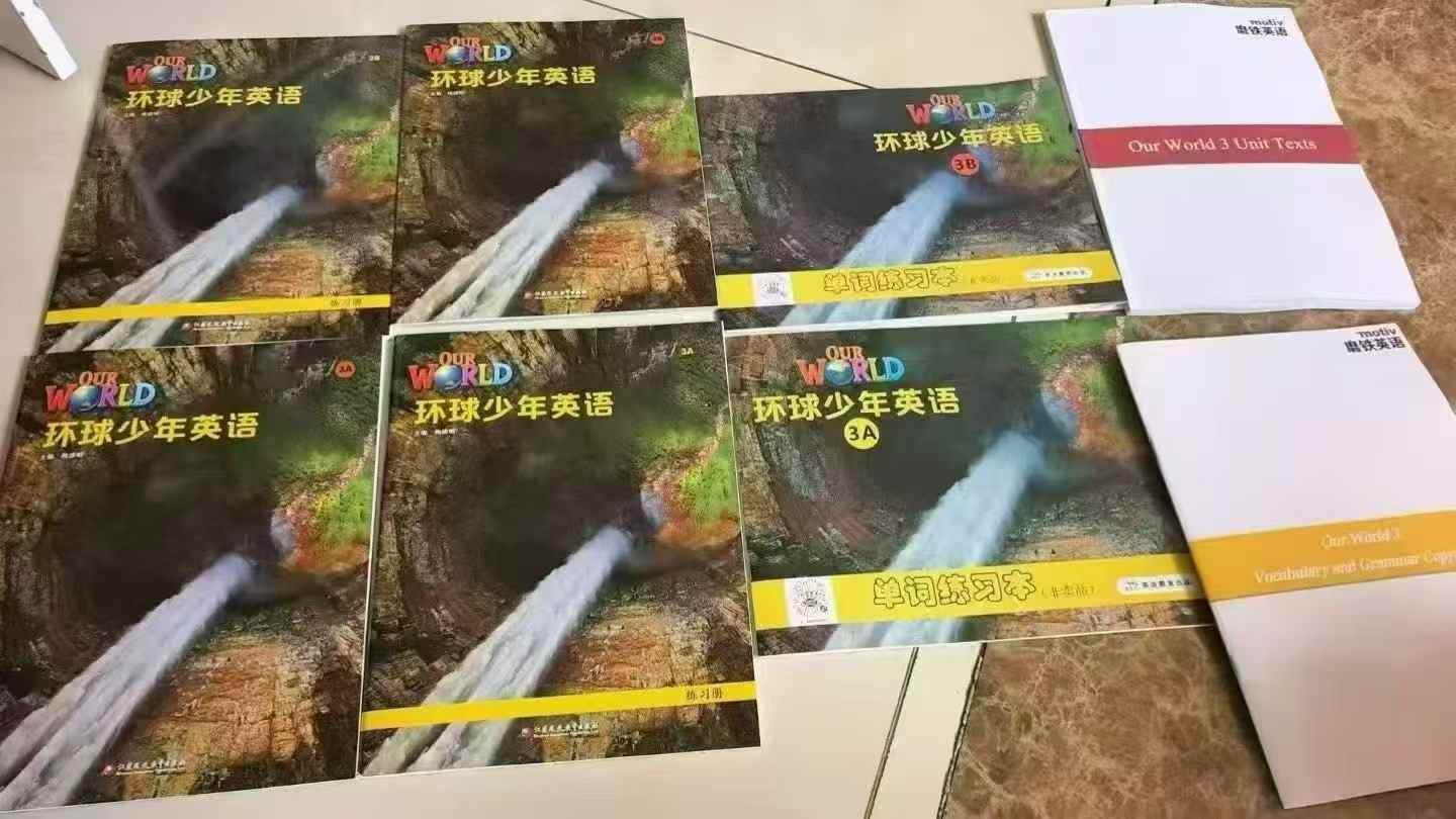 磨铁英语预备班，L1  L2   L3全部都有，对应教材Our World和THiNK系列。课程加书，书8本每个级别，课-学爸优选